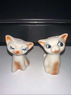 Ceramic White Cat Figurine Set - Salt and Pepper Shakers. No cracks or chips.